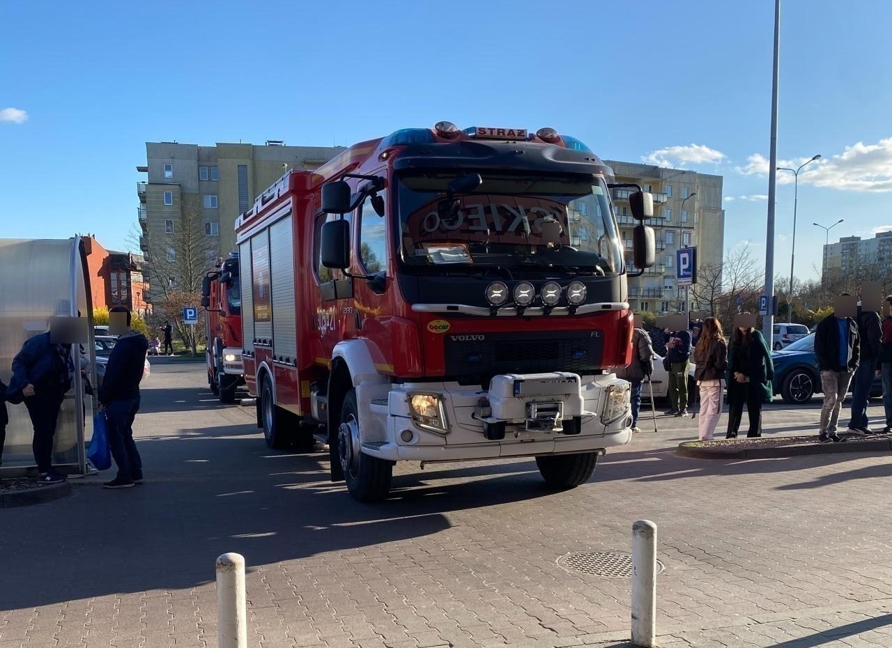 Opieńskiego: około 80 osób ewakuowało się z pasażu. "Przedświąteczny cyrk"