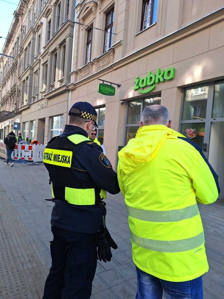 Straż Miejska i ZDM skontrolowali chodniki przy lokalach gastronomicznych. Wynik kontroli jest zaskakujący
