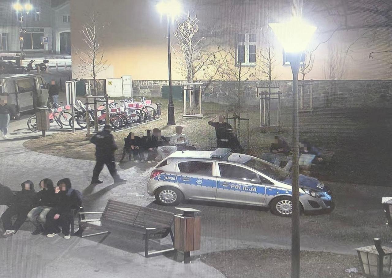 Kontrolowali miejsca, gdzie gromadzi się młodzież. Policjanci z regionu mają apel do rodziców!