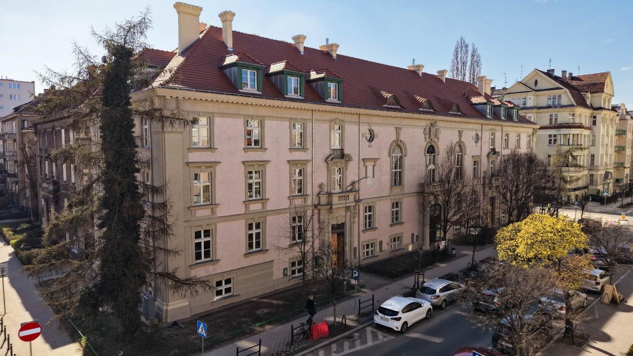 Charakterystyczny poznański budynek zyska nowe życie. Inwestycja prowadzona jest pod nadzorem konserwatora zabytków