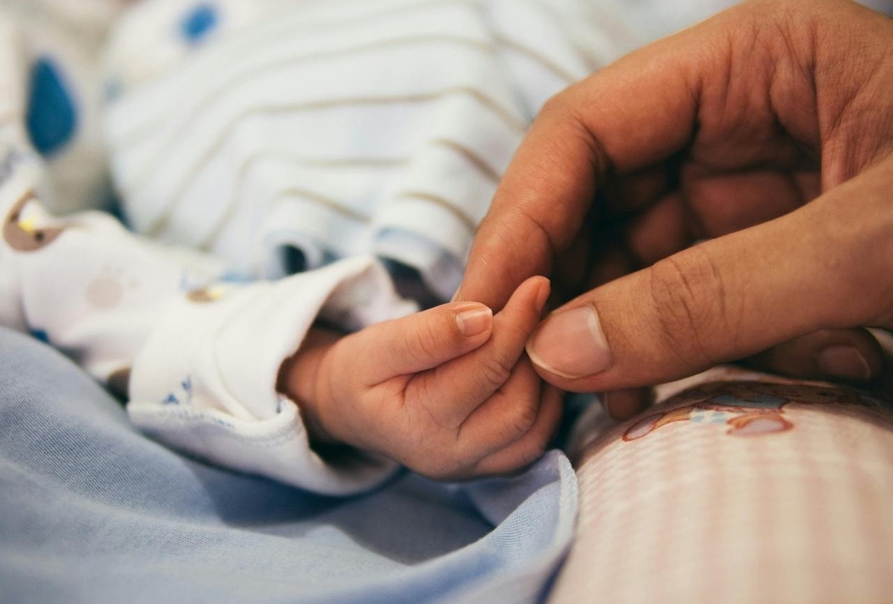 5-miesięczne pobite dziecko w szpitalu. Trzy osoby z zarzutami, realizowane są poszukiwania ojca