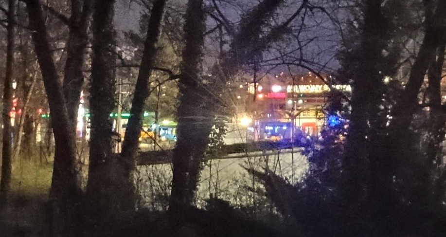 Auto na torach, kierowcy brak. Utrudnienia na Ratajach