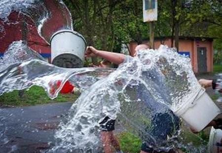 Oblewanie kogoś wodą może być traktowane jako wykroczenie i zakończyć się mandatem