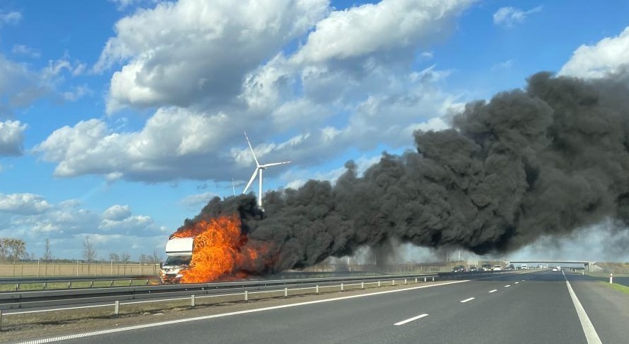 Pożar na A2. Zablokowany jeden pas ruchu. Dym widoczny z daleka