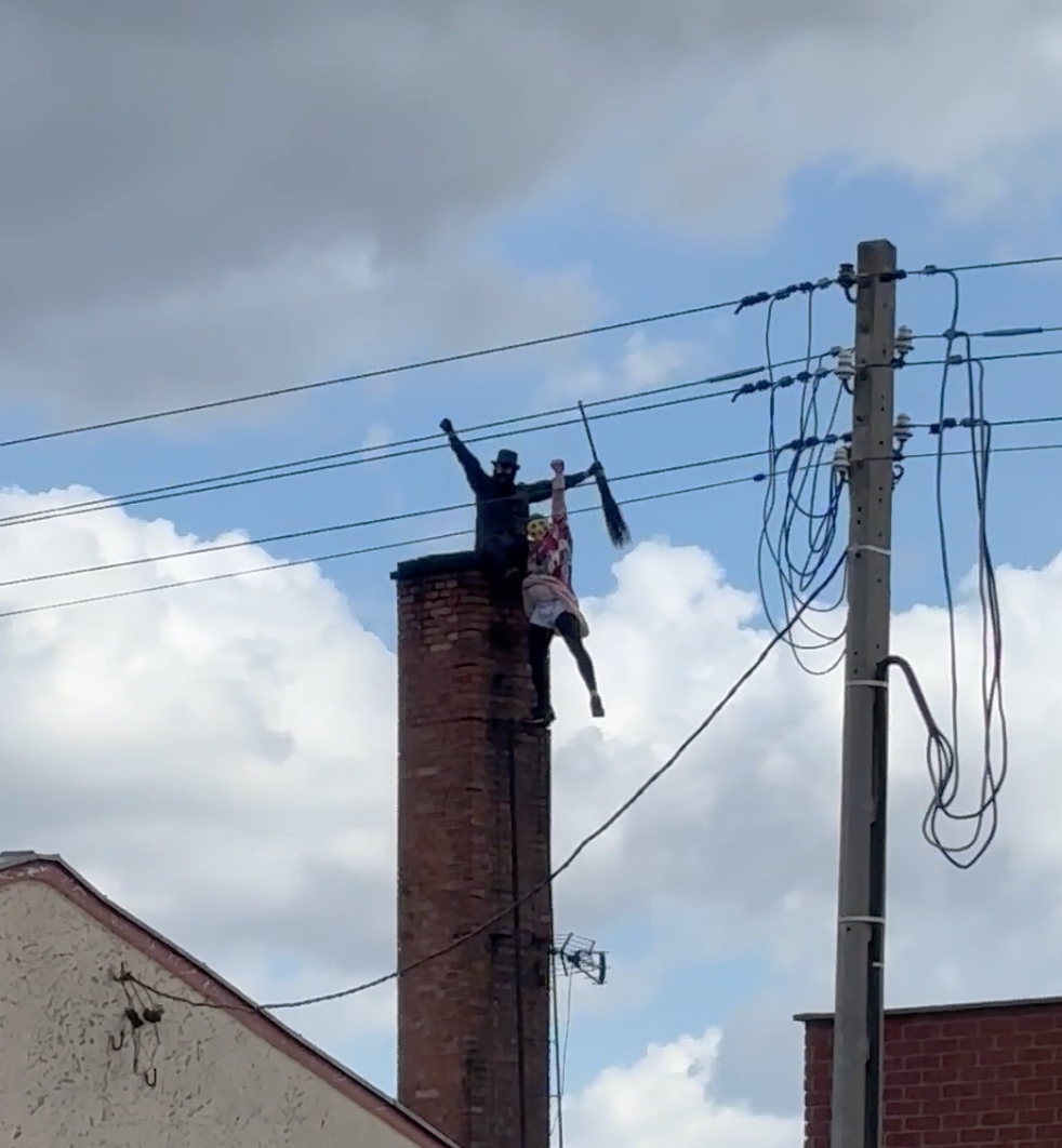 Baba znowu weszła na komin na Ławicy! A do tego pokazała majtki