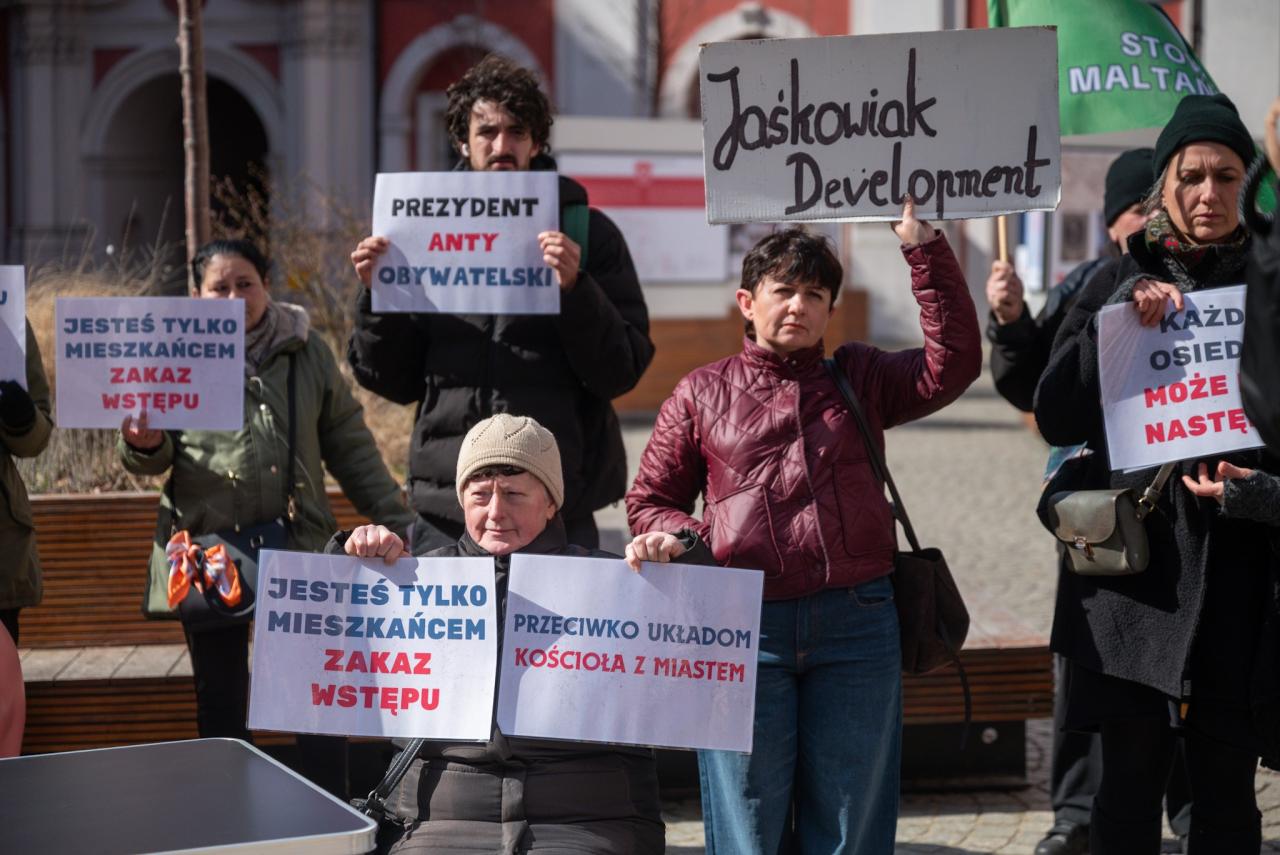 Mieszkańcy osiedla Maltańskiego pikietują przy Urzędzie Miasta. "Prezydent antyobywatelski" i "Prezydent zamkniętych drzwi" na transparentach