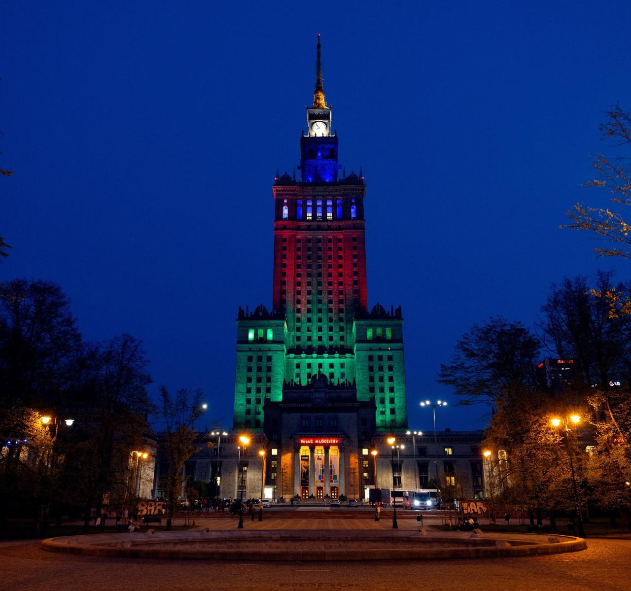 Poznański urząd jak Pałac Kultury i Nauki. W środę rozbłyśnie barwami romskiej flagi