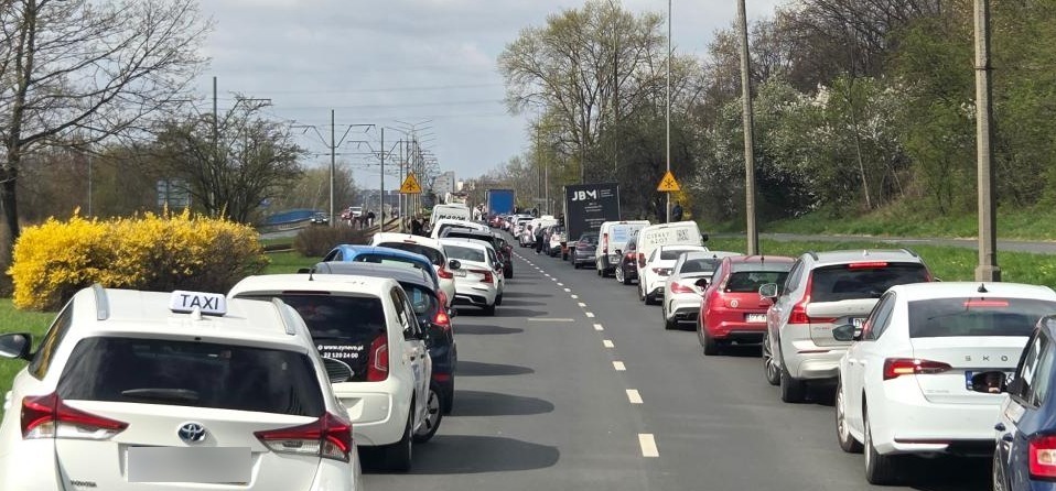 Wypadek na Hetmańskiej. Ogromne korki i zablokowane torowisko