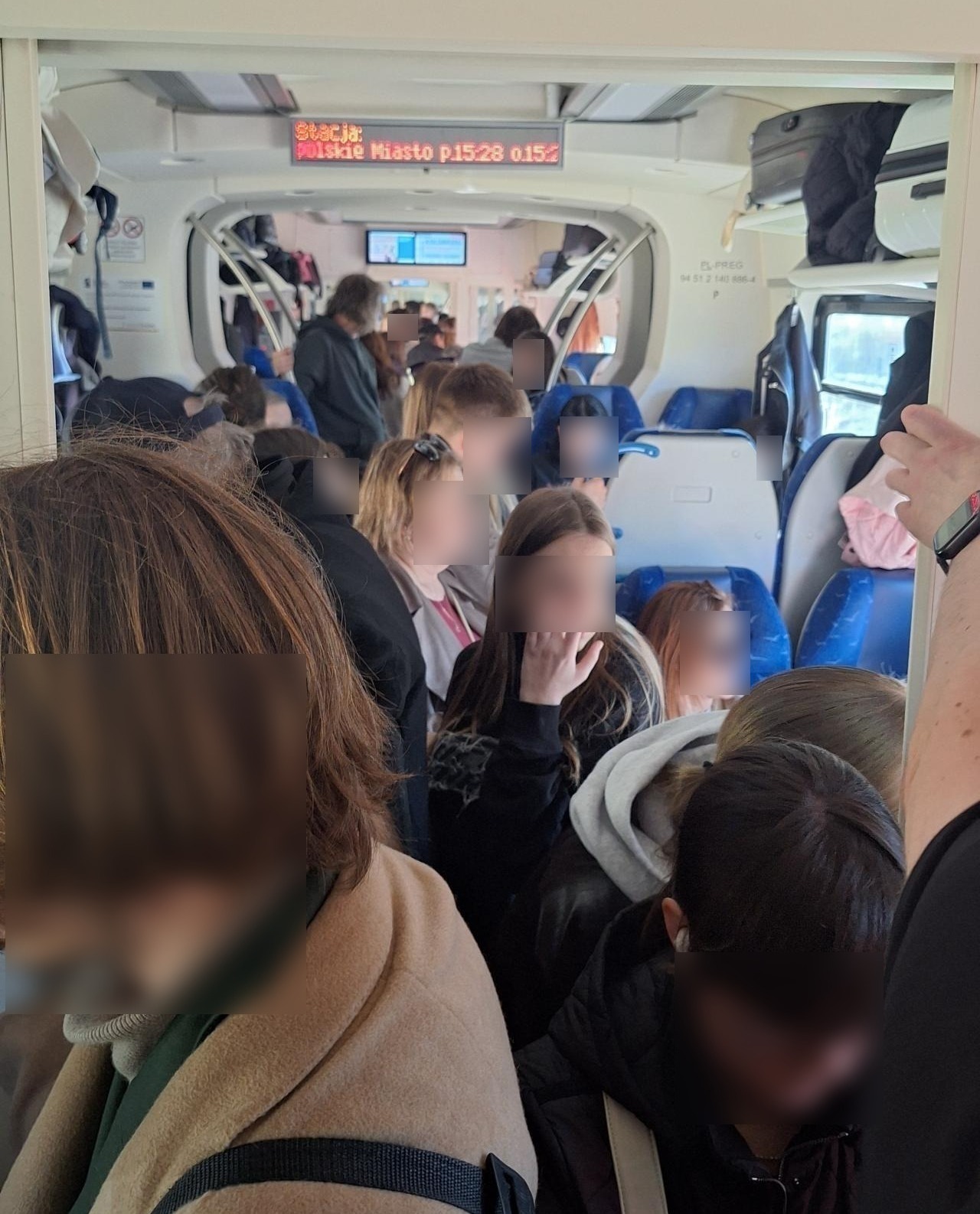 Pasażerowie pociągu relacji Kołobrzeg-Poznań jadą ściśnięci jak sardynki w puszce. "Trzymam się innych pasażerów, bo nie ma czego."