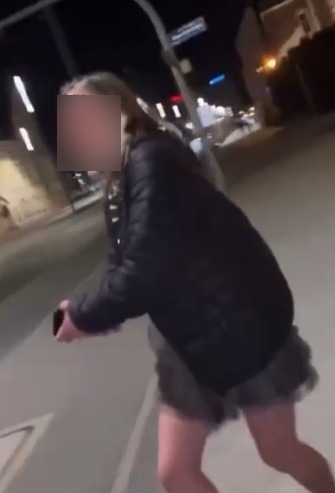 35-letnia Poznanianka podejrzana o napaść na tle narodowościowym usłyszała zarzuty w poznańskiej prokuraturze. Grozi jej do 5 lat pozbawienia wolności