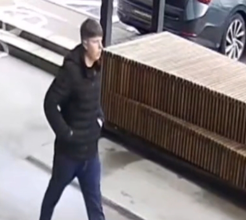 Wielkopolska policja szuka mężczyzny, który mógł mieć związek z oszustwem "na pracownika banku". Udostępniono jego wizerunek