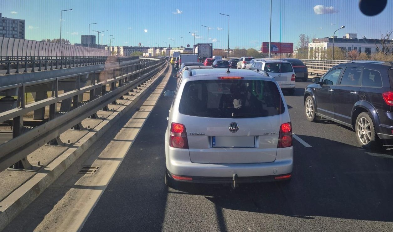 Kompletnie zatłoczony dojazd do ronda Rataje. "Omijajcie to miejsce."