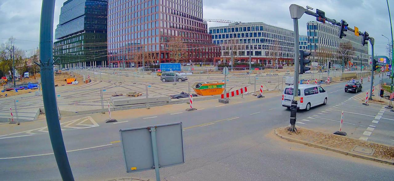 Kierowca wjechał na wyłączone z ruchu kołowego torowiska na węźle Wierzbięcice. "Zlekceważył oznakowanie i zniszczył rozchodnik"