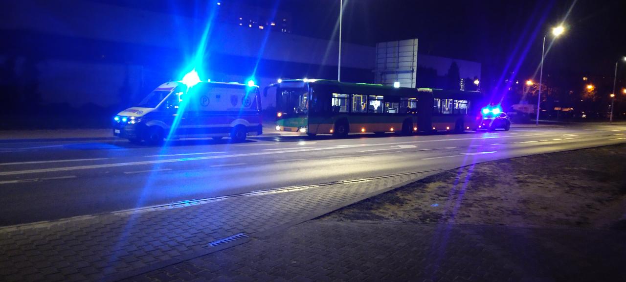 Zatrzymany autobus i karetka przy jednym z poznańskich przystanków. "Co się wydarzyło?"