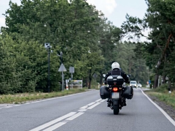 Pędził motocyklem ze swoim pseudonimem na tablicy rejestracyjnej. Chciał być sławny, skończy się w sądzie
