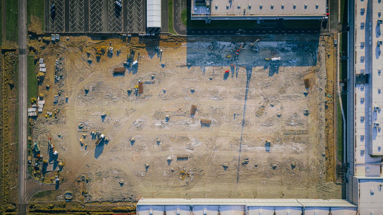 Największy pracodawca w regionie rozbudowuje swój zakład. Ruszył montaż konstrukcji obiektów