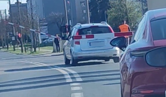 Św. Michała: Groźna sytuacja. Kierowca utknął na przejeździe kolejowym. Wybiegł do niego dróżnik