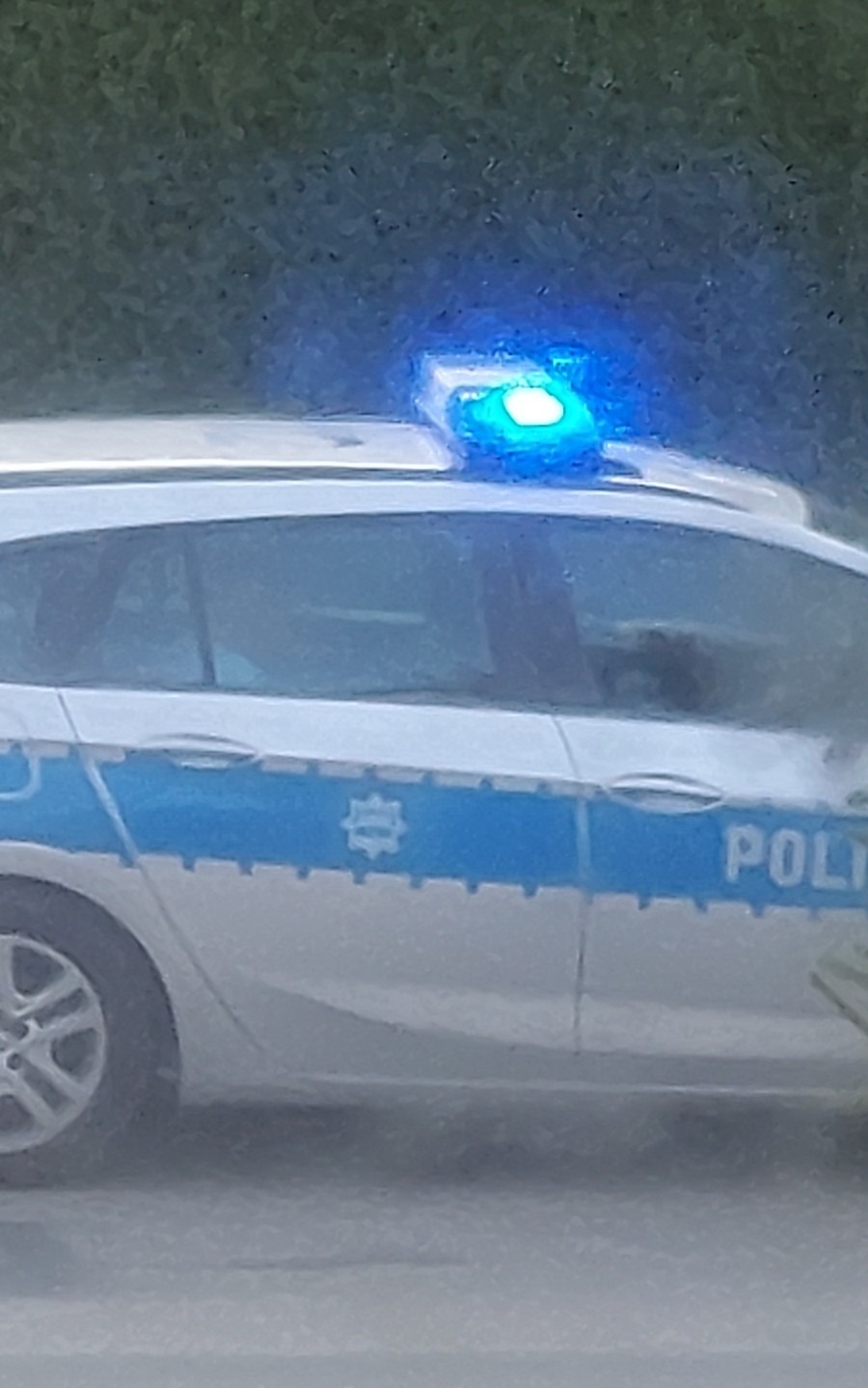 Kolizja pod Poznaniem. Samochód został uszkodzony przez wystający z innego pojazdu element