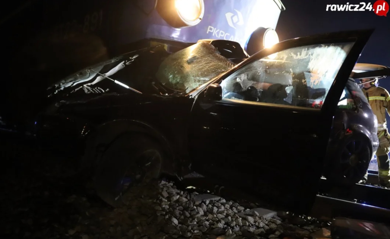 Krok od tragedii na przejeździe kolejowym w regionie. Ktoś zostawił auto na torach, uderzył w nie pociąg