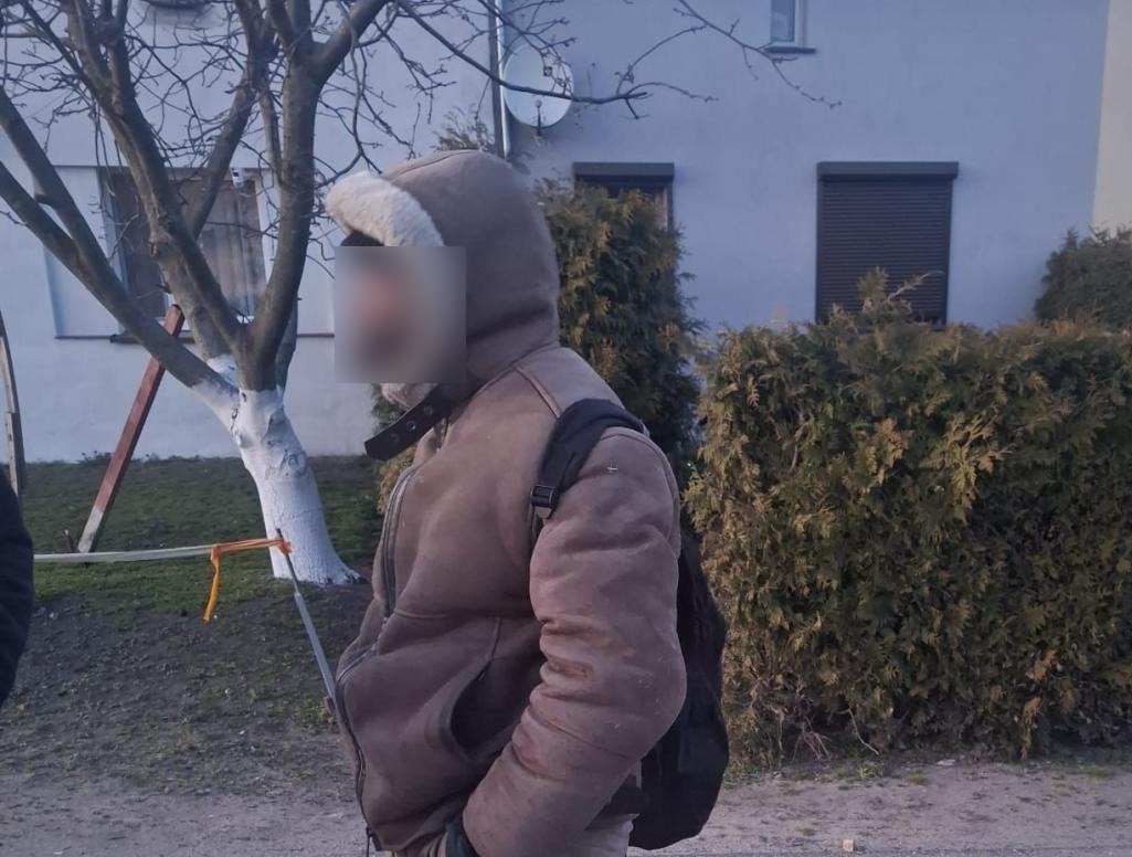 Podejrzanie wyglądający mężczyzna chodził po posesjach w regionie. Został zatrzymany