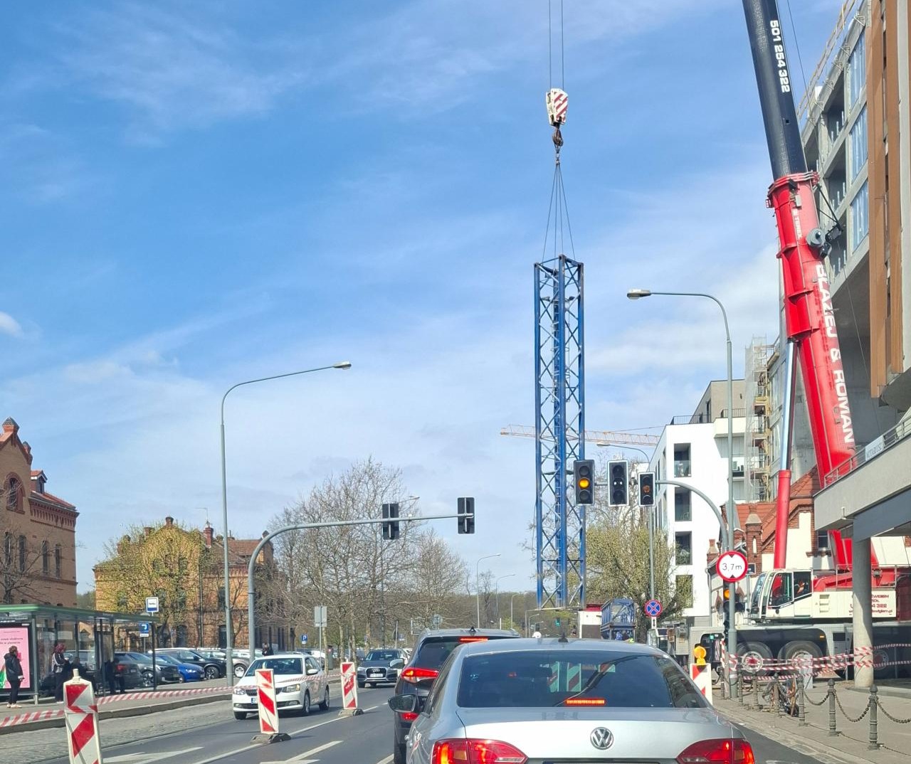 Korki w centrum, demontują dźwig. "Kto daje na to zgody?"