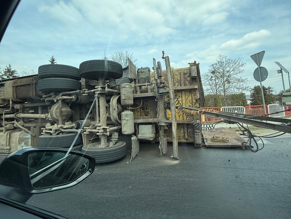 Utrudnienia przy S11 pod Poznaniem. Przewróciła się ciężarówka