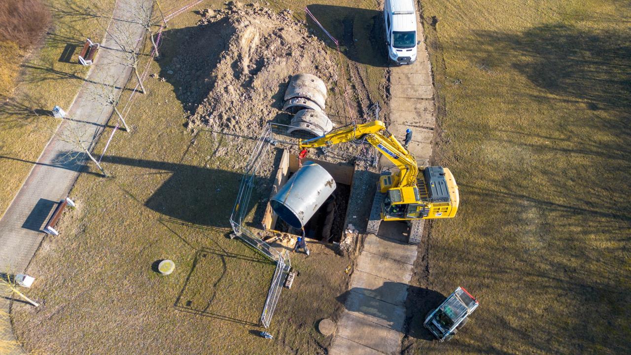 W Poznaniu trwa modernizacja jednego z największych kolektorów ściekowych. Powstała tu tymczasowa droga betonowa