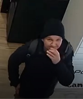 Policjanci publikują wizerunek i szukają tego mężczyzny. Rozpoznajesz?