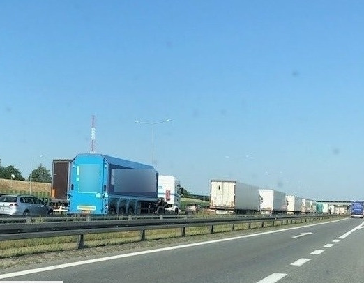 Samochód w ogniu na A2. Utrudnienia!