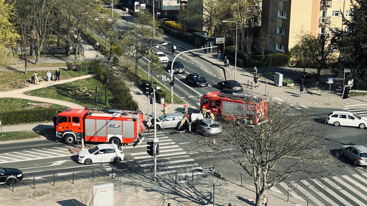 Wypadek z udziałem dwóch samochodów w Poznaniu