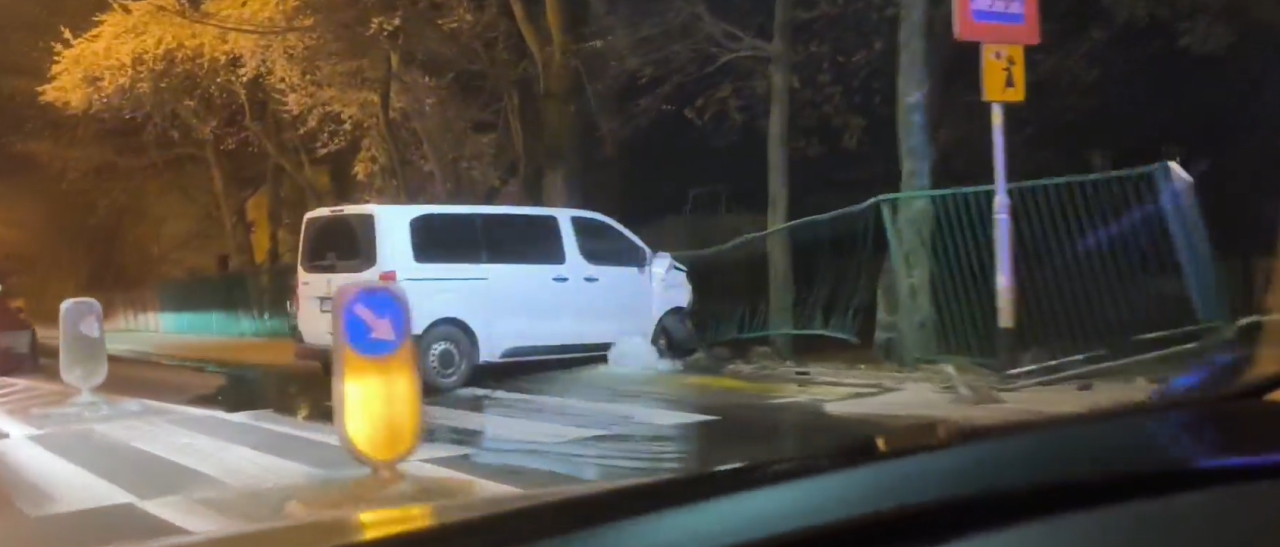 Woda lała się na ulicy w Poznaniu. Kierowca nie zapanował nad samochodem