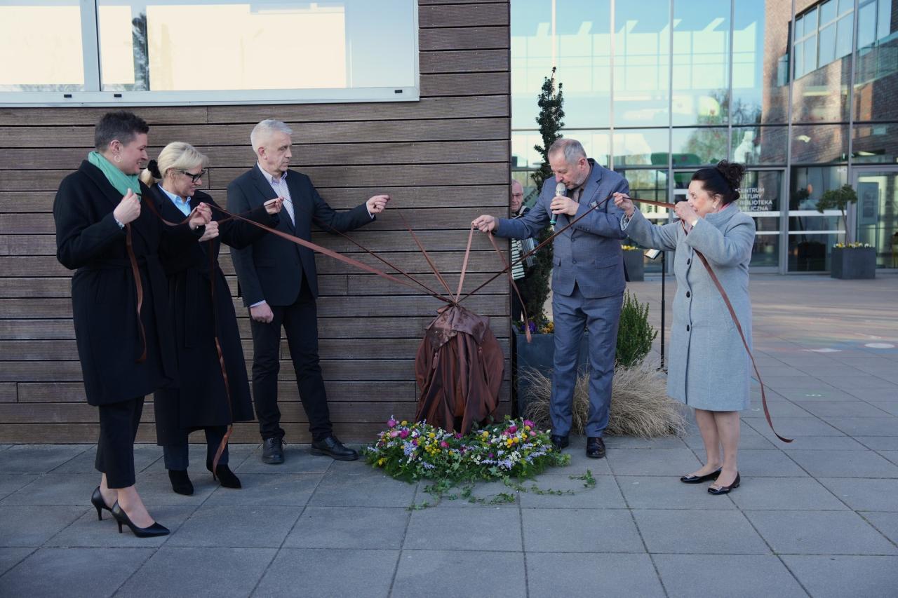 W podpoznańskiej miejscowości odsłonięto miniaturowy pomnik. Takich "Wojtków ma się pojawić znacznie więcej"