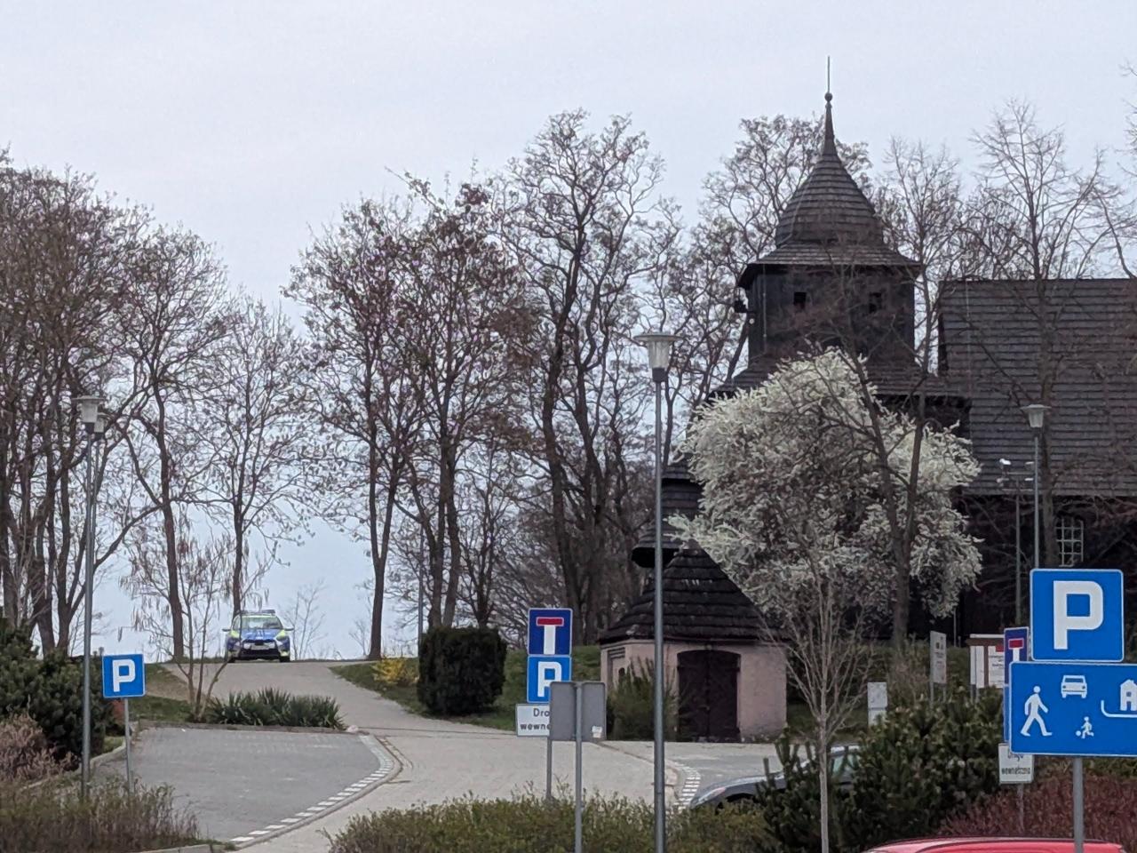 Policjanci przez całą dobę pilnują podpoznański kościół. W parafii pojawiło się ABW