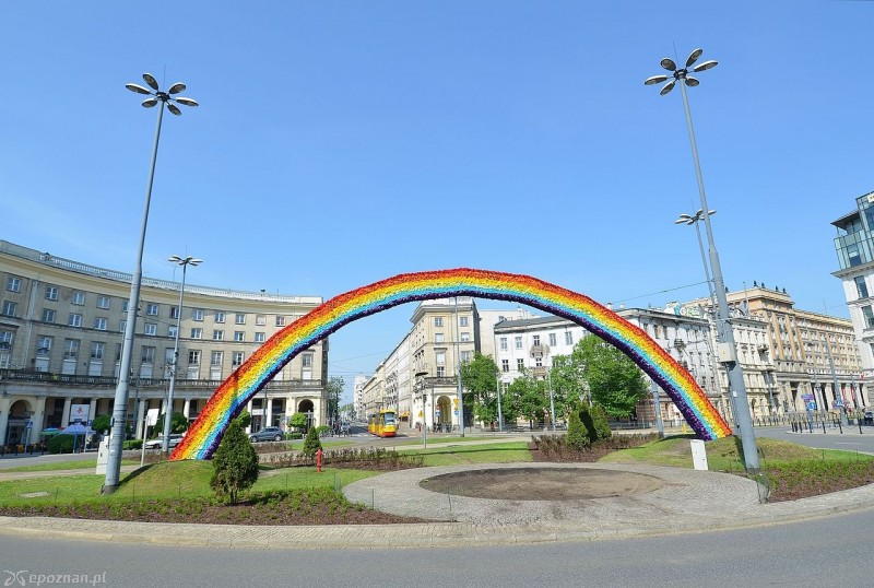 Tęcza na warszawskim placu Zbawiciela | fot. wikipedia