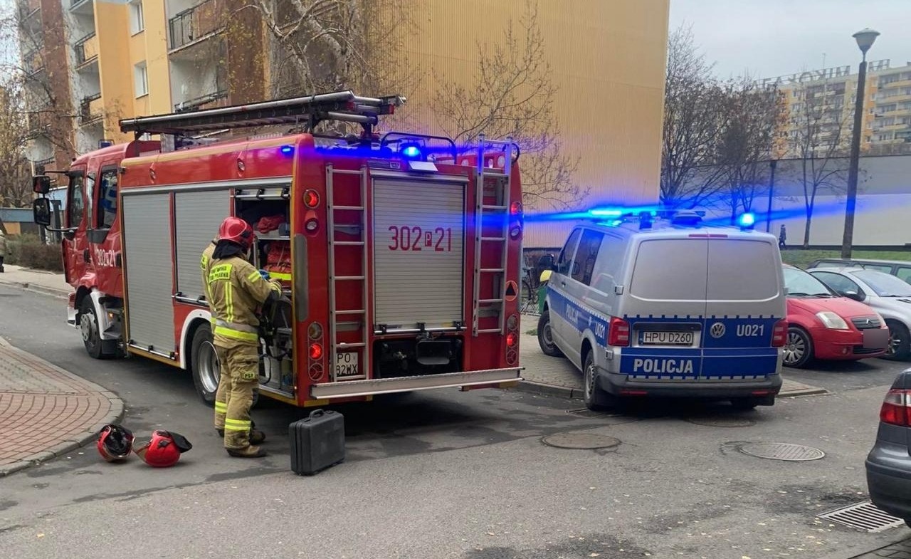 Akcja służb na poznańskim osiedlu. 20-latek spadł z trzeciego piętra na beton