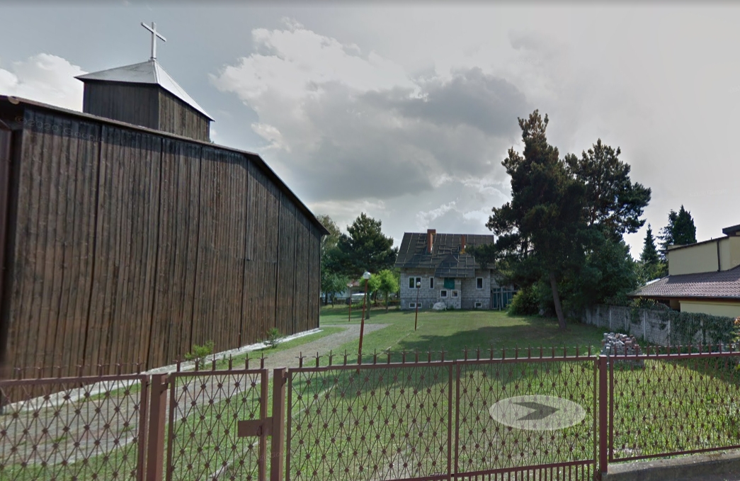 Mieszkańcy wybudowali dom parafialny pod Poznaniem, dziś nie mają do niego dostępu, bo mieszka w nim rodzina. Co na to parafia?