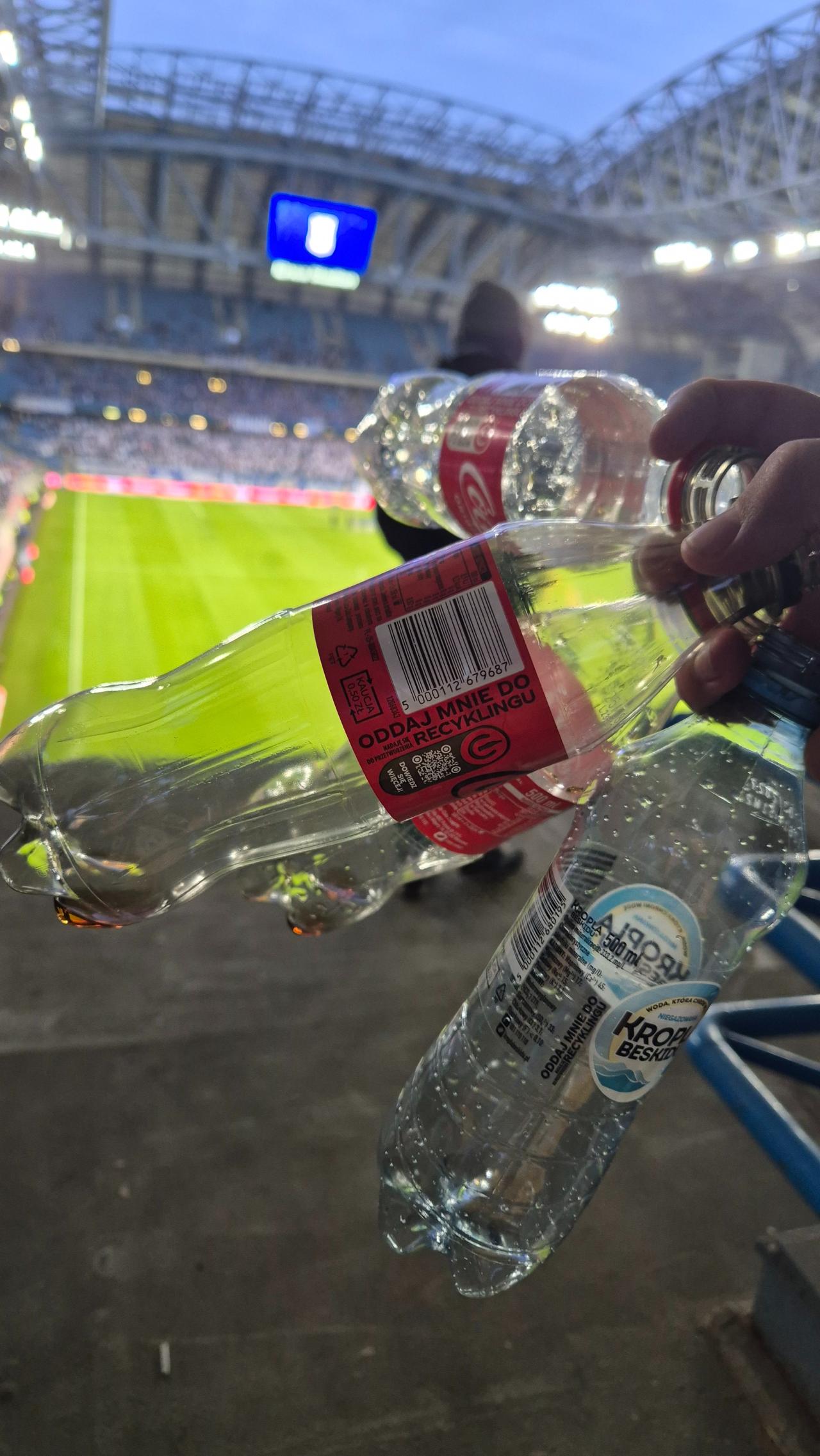 Problem z odzyskaniem kaucji za butelki na poznańskim stadionie. "Jesteśmy stratni 6 złotych, a takich osób jest więcej"