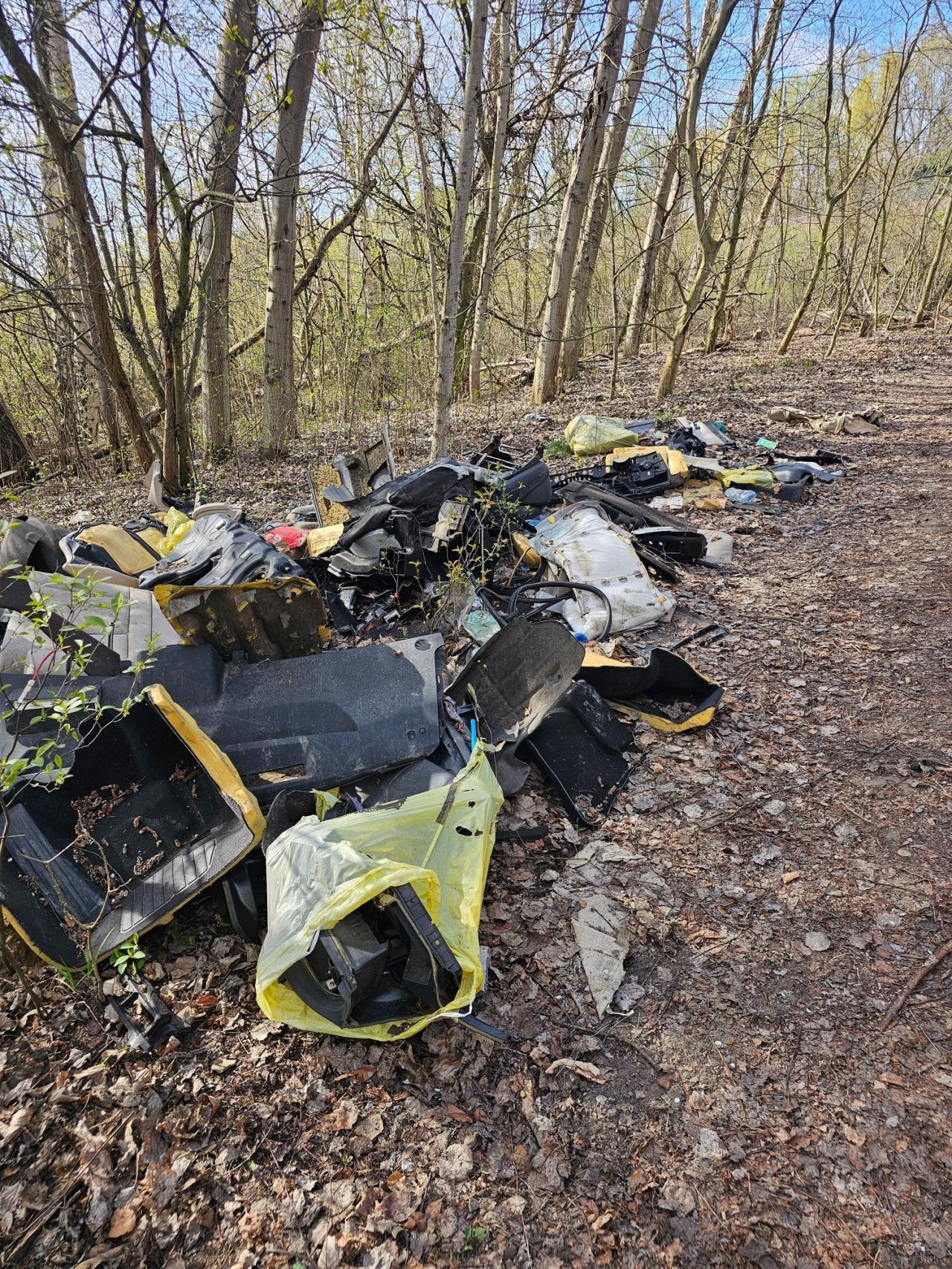 Regularnie zaśmiecają poznańskie Glinianki. "Idąc na spacer potykam się o błotniki i lampy samochodowe"