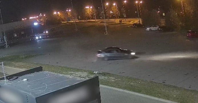 Region. 20-latek w BMW driftował na parkingu pod "okiem" kamery". Stracił prawo jazdy