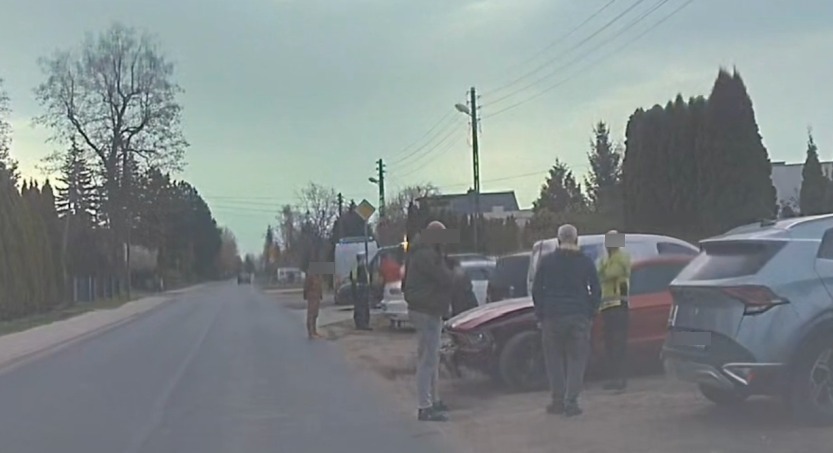 Zderzenie aut na Szczepankowie. Mustang wjechał w zaparkowane pojazdy uciekając przed Volkswagenem