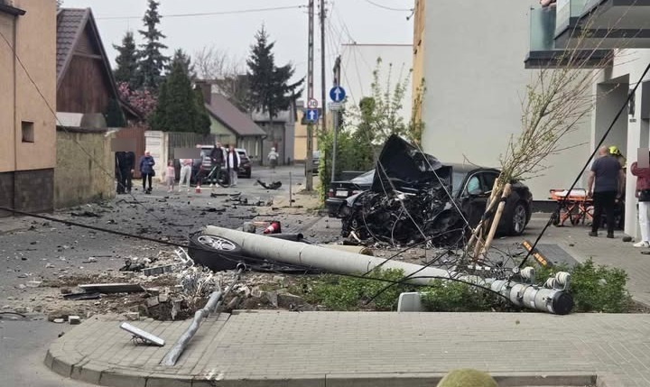 Akcja służb w Swarzędzu. Demolka na ulicy po uderzeniu auta w słup