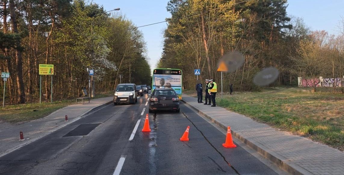 Korek na Browarnej. Auto najechało na tył autobusu