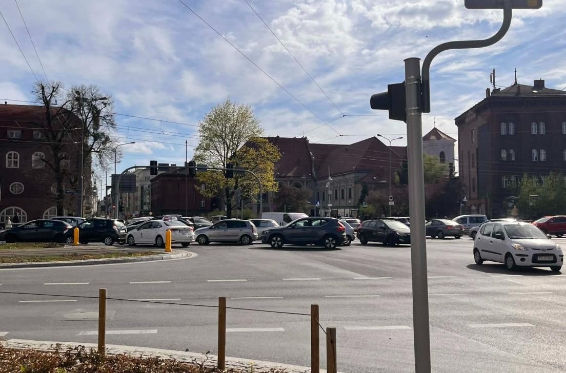 Poznańskie skrzyżowanie regularnie blokowane przez kierowców. "Uniemożliwiają przejazd autobusom MPK"