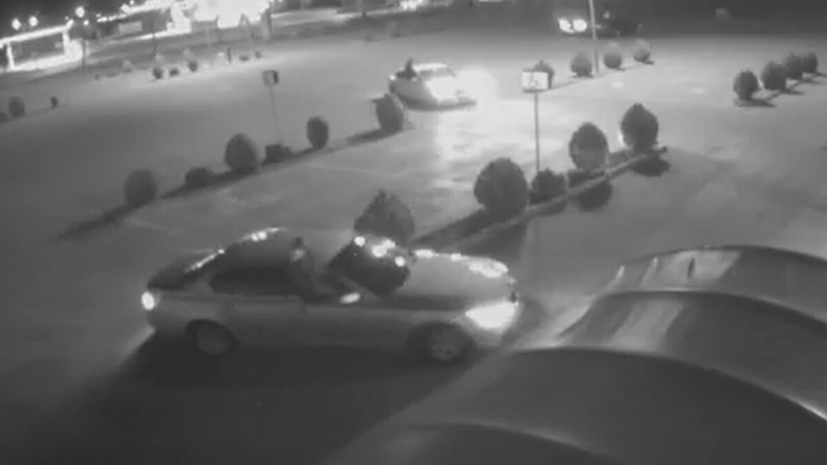 Region. Siedzieli na drzwiach auta w trakcie jazdy. Skończyło się mandatami i punktami karnymi