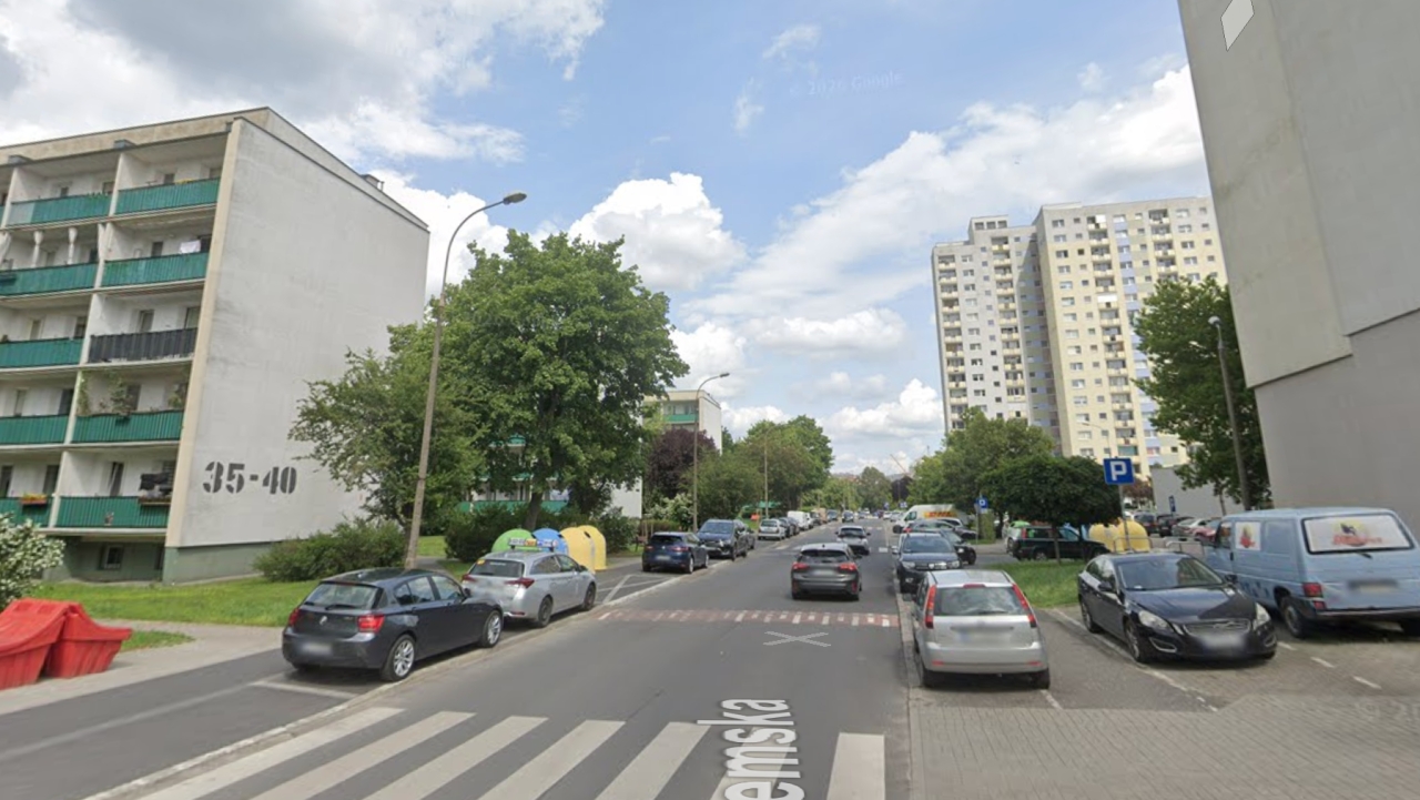 Osiedlowa ulica na Ratajach z nową organizacją ruchu. Znikną przejścia dla pieszych i część miejsc postojowych