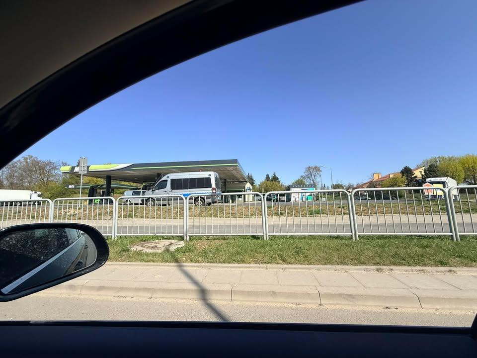 Policyjny radiowóz od tygodnia stoi przy jednej z poznańskich stacji benzynowych. "Stały, całodobowy dyżur?"