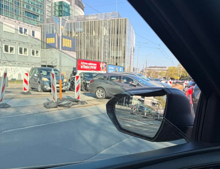 Kierowcy wciąż stoją w korkach w centrum miasta. "Dramat"