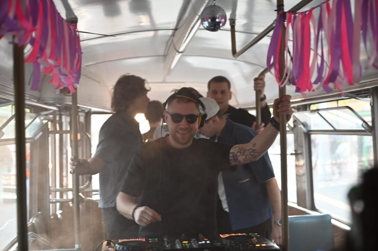 Nietypowa impreza trwa w Poznaniu. Przejazd tym tramwajem jest darmowy dla wszystkich