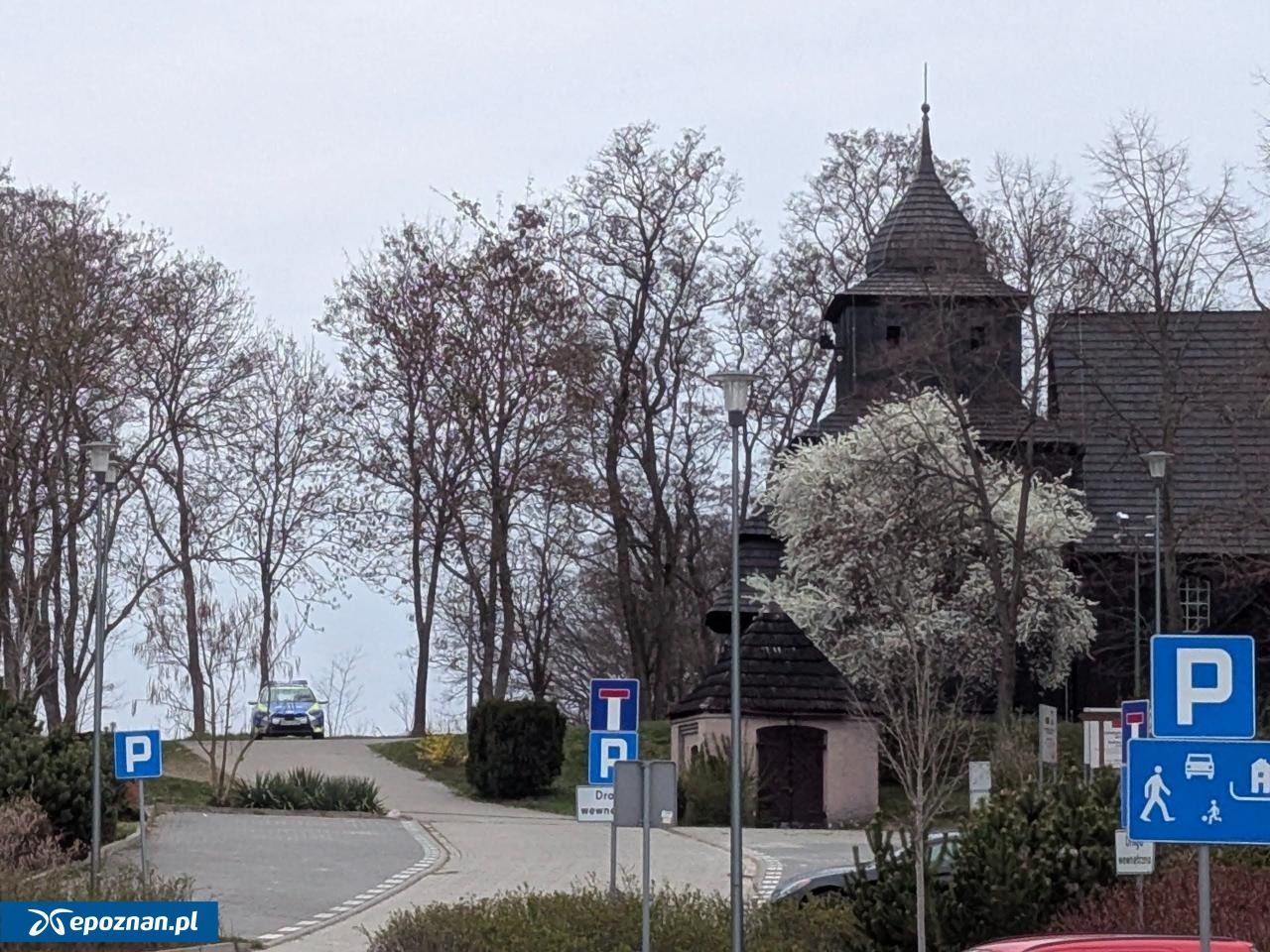 Policjanci wciąż przy podpoznańskim kościele. Przez całą dobę