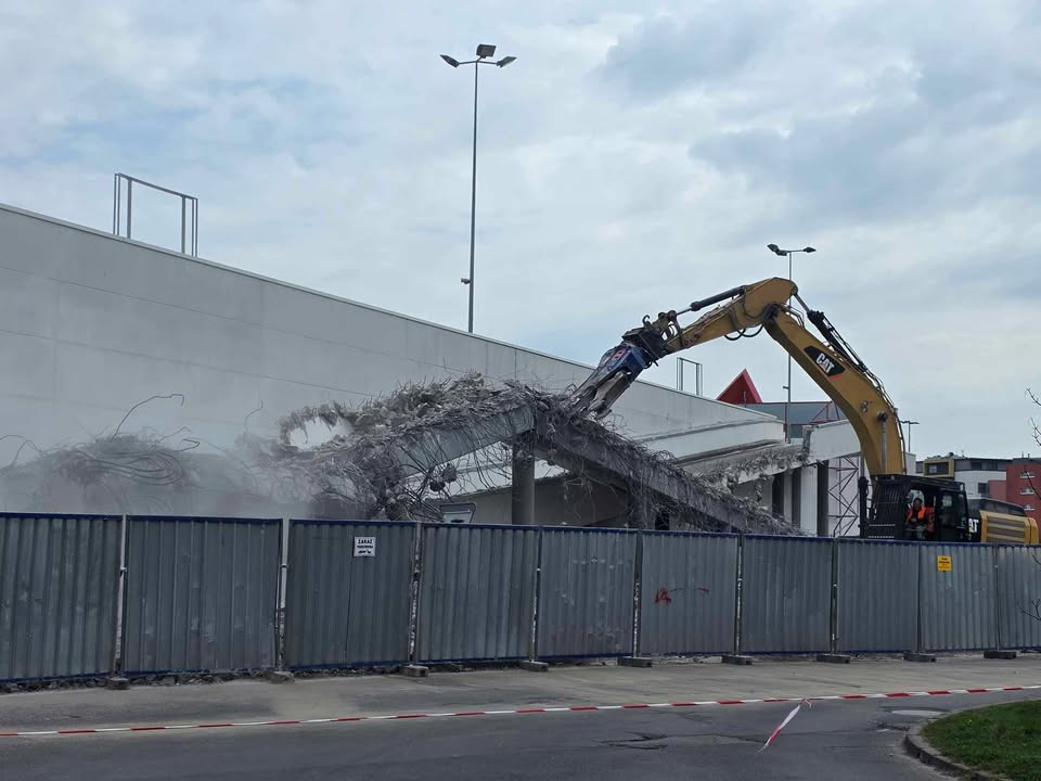 Wielki kurz i hałas – ruszyło wyburzanie poznańskiego pasażu. Wciąż walczą o niego mieszkańcy